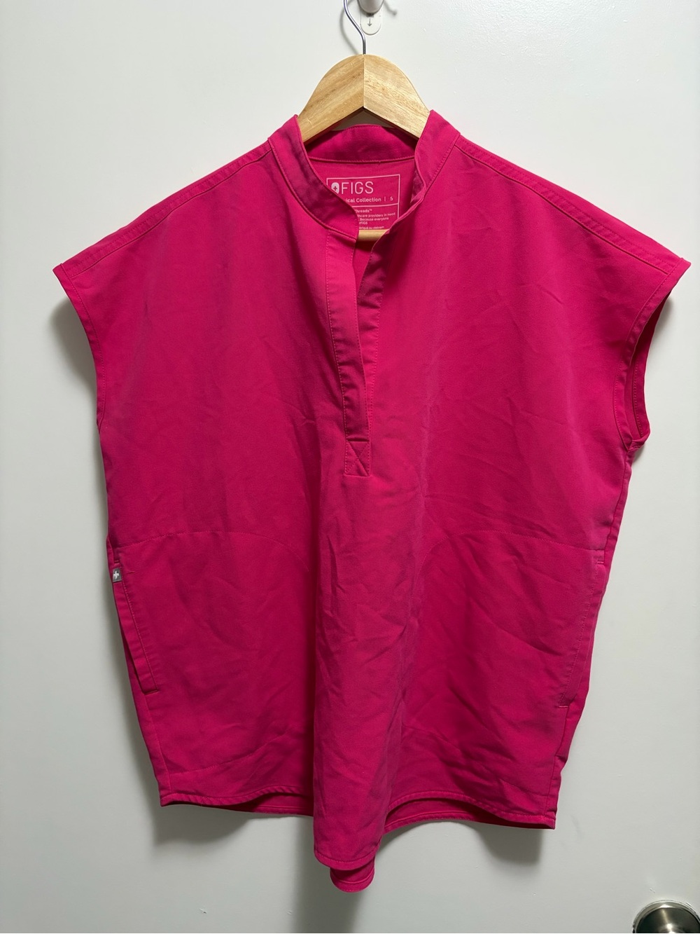 FIGS Rafaela Oversized Scrub Top in Vibrant Pink Women’s Size Small